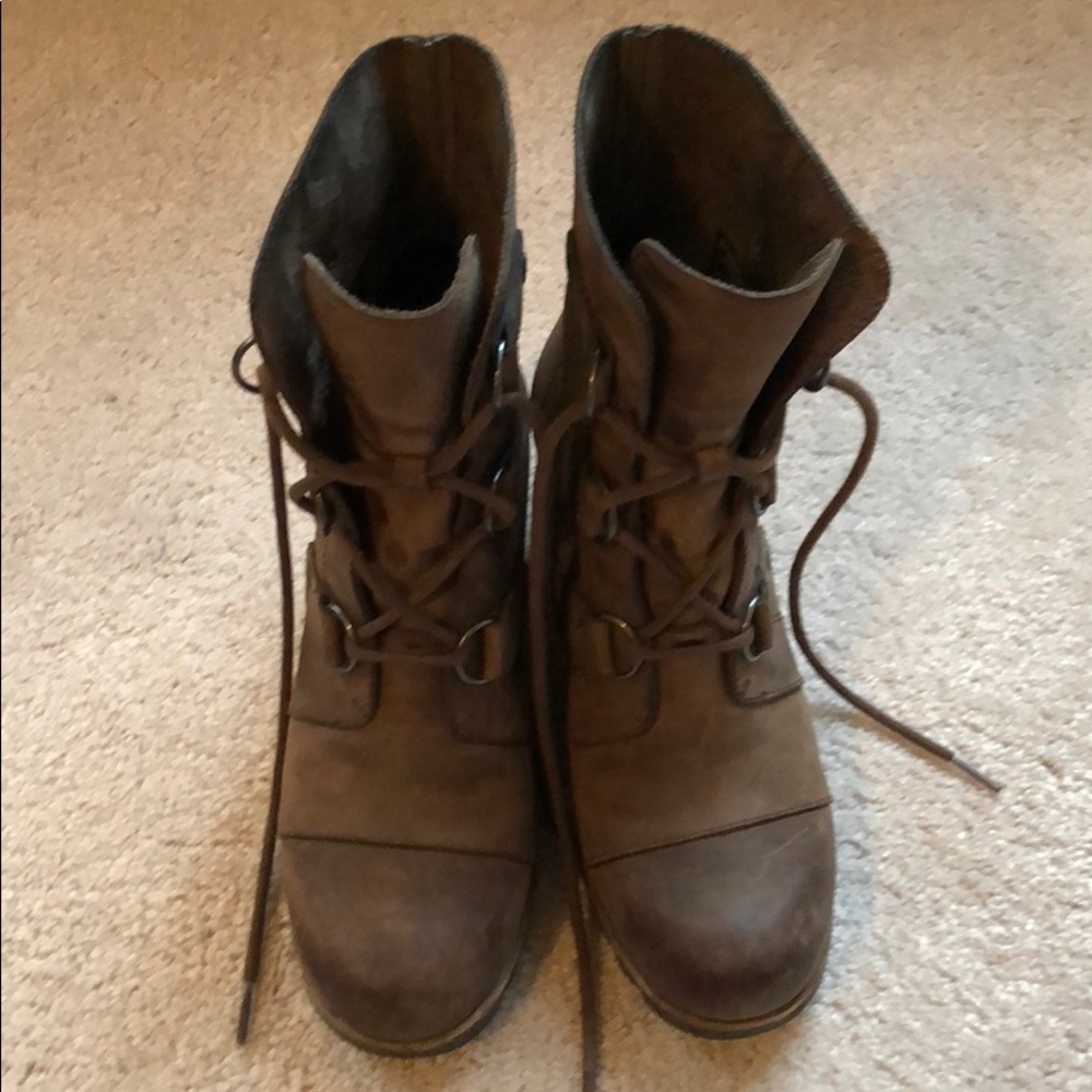 Sorel Joan of Arctic Lea wedge (last year) size 8